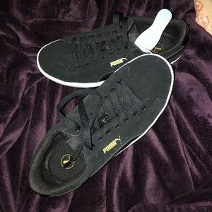 Woman’s pumas shoes